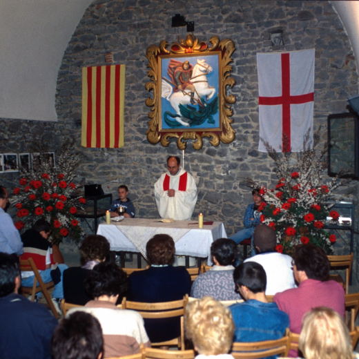 Aplec de Sant Jordi. Detall de la missa oficiada per Mn Josep Puig a la capella del Castell de Torcafelló