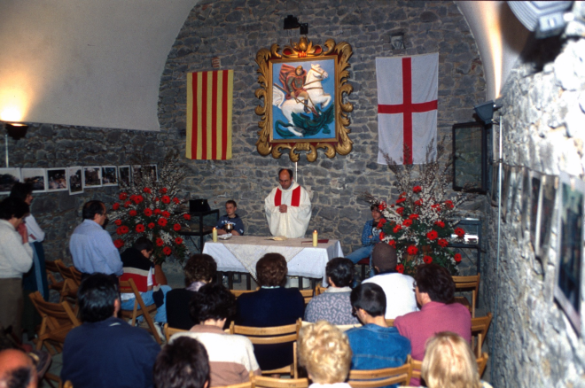 Aplec de Sant Jordi. Detall de la missa oficiada per Mn Josep Puig a la capella del Castell de Torcafelló