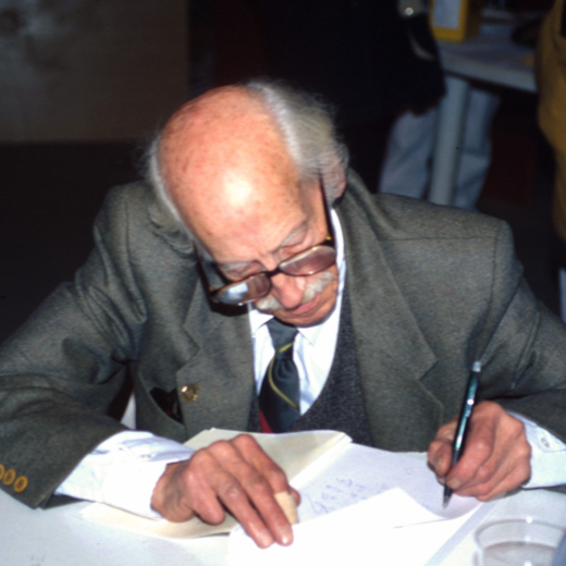 L'escriptor Manel Anglada, resident a Andorra però fill de Maçanet, signant llibres el dia de la presentació del 