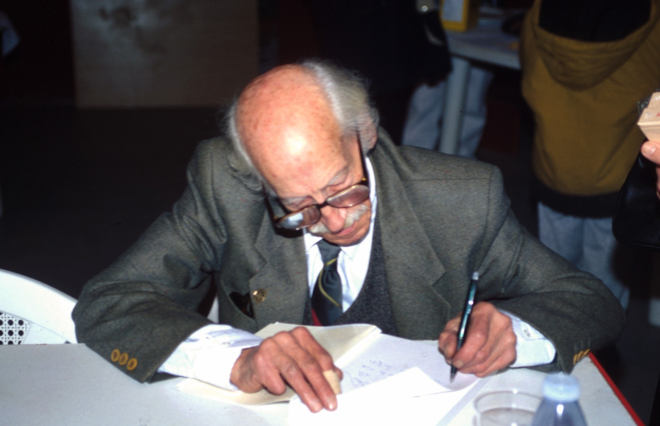 L'escriptor Manel Anglada, resident a Andorra però fill de Maçanet, signant llibres el dia de la presentació del 