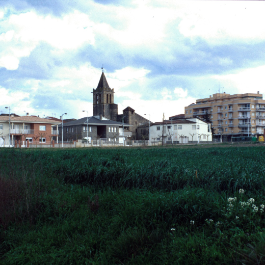 Vista del campanar de Maçanet i de les edificacions dels voltants.