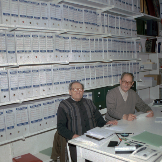 En Martí Rossell i en Josep Reyner, dos integrants del Taller d'història, fixos cada dilluns a la tarda a la tasca de confeccionar l'arxiu fotogràfic del Taller.