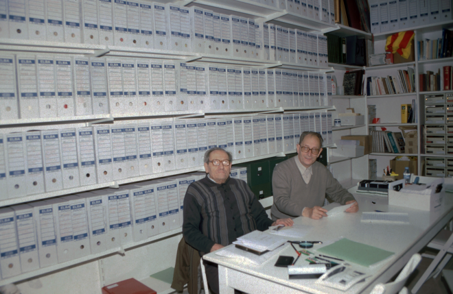 En Martí Rossell i en Josep Reyner, dos integrants del Taller d'història, fixos cada dilluns a la tarda a la tasca de confeccionar l'arxiu fotogràfic del Taller.