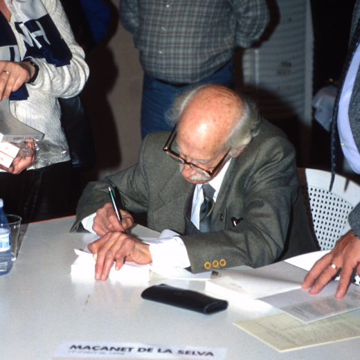 L'escriptor Manel Anglada singant llibres.