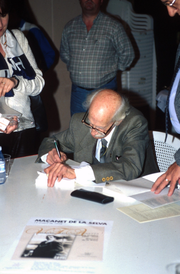 L'escriptor Manel Anglada singant llibres.