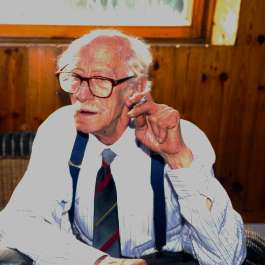 El Sr. Manel Anglada, resident a Andorra, que és el fill del metge Dr. Anglada que exercí a Maçanet pels voltants de l'any 20. A aquest Sr, que va nèixer al nostre poble durant l'estada del seu pare, li ha causat una gran alegria el tenir contacte amb el Taller d'història després de molts anys d'allunyament del seu poble natal.