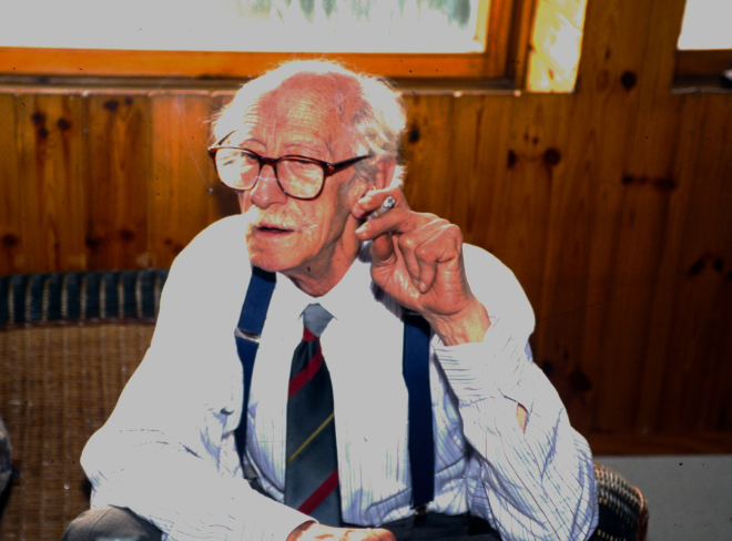 El Sr. Manel Anglada, resident a Andorra, que és el fill del metge Dr. Anglada que exercí a Maçanet pels voltants de l'any 20. A aquest Sr, que va nèixer al nostre poble durant l'estada del seu pare, li ha causat una gran alegria el tenir contacte amb el Taller d'història després de molts anys d'allunyament del seu poble natal.
