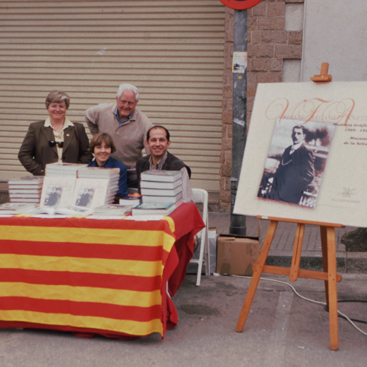 El lloc de venda de llibres del Taller d'història a la fira artesanal el dia 2 de maig a la tarda. 

Drets: Sussana Clarió i Martí Tomàs i asseguts en Josep Costa i la seva dona.