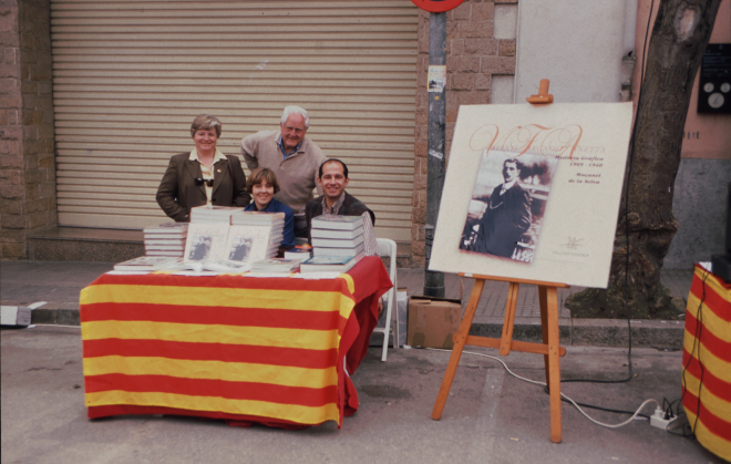 El lloc de venda de llibres del Taller d'història a la fira artesanal el dia 2 de maig a la tarda. 

Drets: Sussana Clarió i Martí Tomàs i asseguts en Josep Costa i la seva dona.