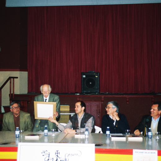 L'alcalde Sr. Antoni Guinó i en Narcís Munsó, en Josep Costa, en Juli Campeny i en Narcís Vilella en l'acte d'entrega a l'escriptor Manel Anglada d'un pergamí anomenant-lo fill adoptiu de Maçanet.