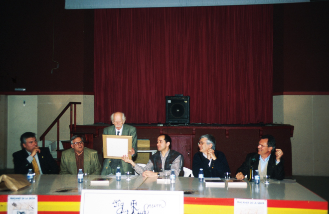 L'alcalde Sr. Antoni Guinó i en Narcís Munsó, en Josep Costa, en Juli Campeny i en Narcís Vilella en l'acte d'entrega a l'escriptor Manel Anglada d'un pergamí anomenant-lo fill adoptiu de Maçanet.