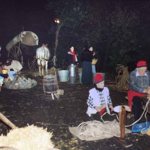 Detall del pessebre vivent de Sant Jordi. L'Agustí Xarbau fent espardenyes com a figurant en el pessebre vivent.