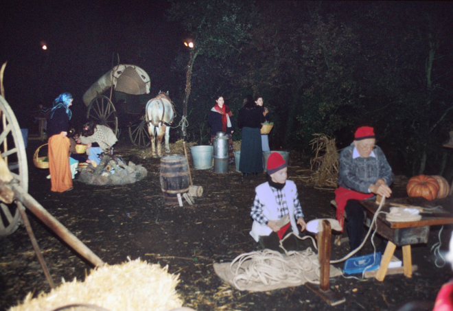 Detall del pessebre vivent de Sant Jordi. L'Agustí Xarbau fent espardenyes com a figurant en el pessebre vivent.