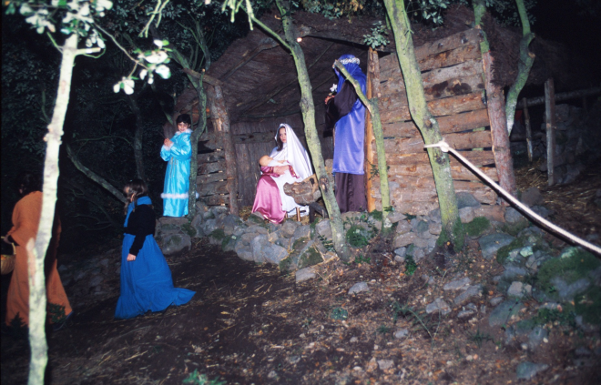 Escena del naixement en el pessebre vivent de Sant Jordi l'any 1997
