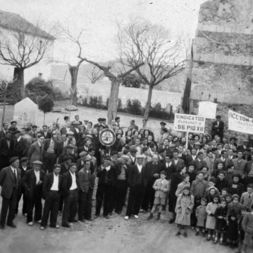 Una concentració d'homenatge dels Sindicats Espanyols al Sant Pare Pius XII el febrer del 51. 

Això era un d'aquells muntatges de l'època franquista, de l'Espanya nacional-catolicista.