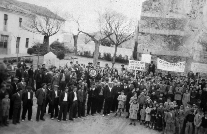 Una concentració d'homenatge dels Sindicats Espanyols al Sant Pare Pius XII el febrer del 51. 

Això era un d'aquells muntatges de l'època franquista, de l'Espanya nacional-catolicista.