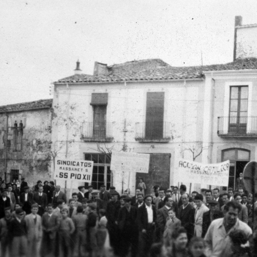 Concentració sindical a la plaça en homenatge dels sindicats espanyols al Papa Pius XII. Era una d'aquelles pantomines que es muntaven en temps del franquisme.