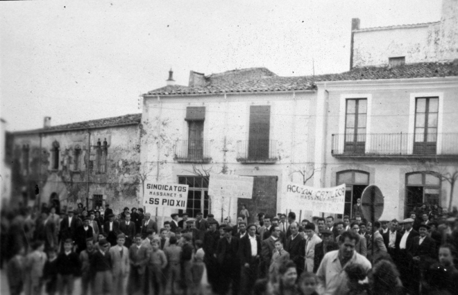 Concentració sindical a la plaça en homenatge dels sindicats espanyols al Papa Pius XII. Era una d'aquelles pantomines que es muntaven en temps del franquisme.