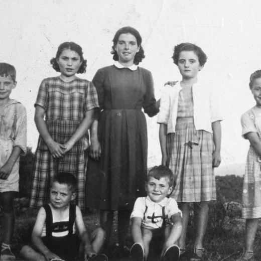 D'esquerra a dreta: Francesc Ruiz, M Teresa Ruiz, Pilar Pons, M Teresa Reyner i Margarita Ruiz amb el gos de Raurell. Al davant en Miquel Ruiz i en Tomàs Reyner.