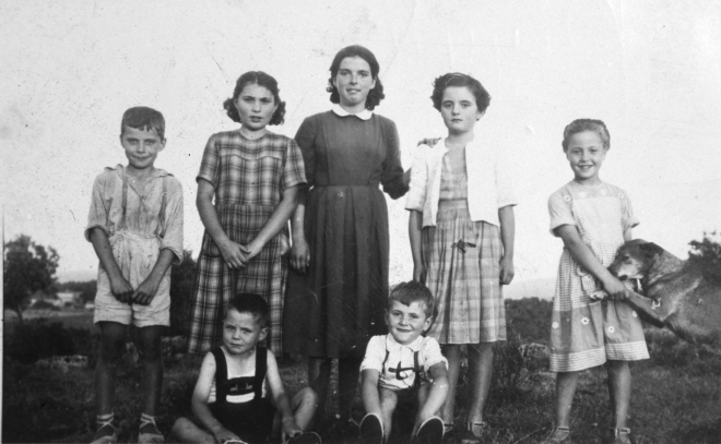 D'esquerra a dreta: Francesc Ruiz, M Teresa Ruiz, Pilar Pons, M Teresa Reyner i Margarita Ruiz amb el gos de Raurell. Al davant en Miquel Ruiz i en Tomàs Reyner.