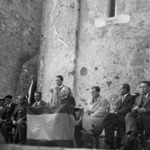 Concentració sindical a la plaça de l'Església. La presidència de l'acte; dret Magí Clarió, jefe sindiacal local, un capellà consiliari, Josep Reyner, president del sindicat, Narcís Planas, alcalde, Joan Viader, jefe local del movimiento i Martí Vilella , jutge de pau