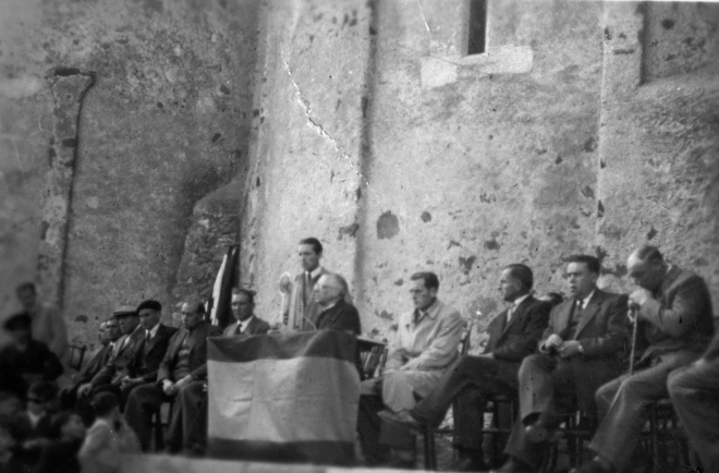 Concentració sindical a la plaça de l'Església. La presidència de l'acte; dret Magí Clarió, jefe sindiacal local, un capellà consiliari, Josep Reyner, president del sindicat, Narcís Planas, alcalde, Joan Viader, jefe local del movimiento i Martí Vilella , jutge de pau