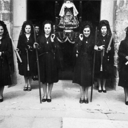 D'esquerra a dreta: La Felicitat Llirinós, la Carme Casquet, L'assumpció Romaguera, la Rosa Munsó, la Maria Prats, la Margarita Munjé i la Maria Genr a la processó del Divendres Sant.