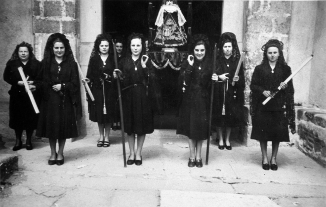 D'esquerra a dreta: La Felicitat Llirinós, la Carme Casquet, L'assumpció Romaguera, la Rosa Munsó, la Maria Prats, la Margarita Munjé i la Maria Genr a la processó del Divendres Sant.