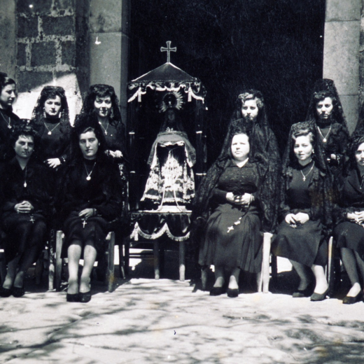 Les noies portadores de la Verge dels Dolors per la processó del Divendres Sant. Entre elles es pot veure a Paquita Pujol, M Rosa Ruscalleda, Victòria Ruhí i l'organitzadora Sra. Felicitat Llirinòs.