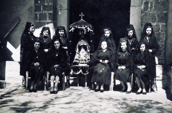 Les noies portadores de la Verge dels Dolors per la processó del Divendres Sant. Entre elles es pot veure a Paquita Pujol, M Rosa Ruscalleda, Victòria Ruhí i l'organitzadora Sra. Felicitat Llirinòs.