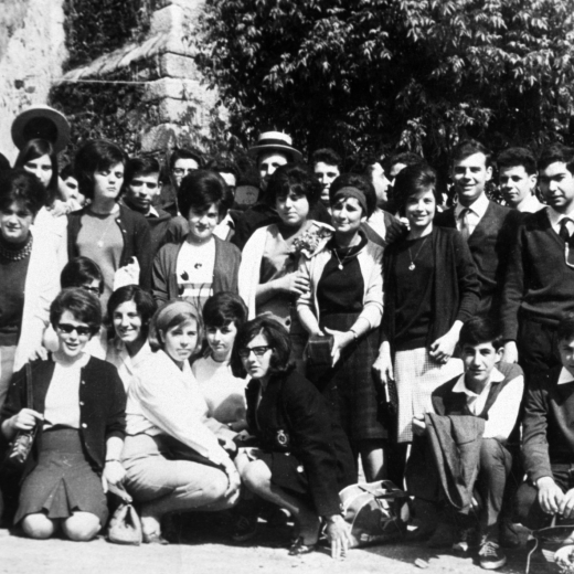 Excursió a Sau (el pantà) que no va acabar allà sinó a Sant Julià de Vilatorta ( i per poc anem tots a veure Sant Pere perquè es van trencar el frens de l'autocar).

foto a baix, d'esquerra a dreta: els que estàn ajupits: M Carme Padrosa Soms, Margarida Ruiz Mateu, (?) la que no es veu més que el cabell, Pilar Bancells Sarra, Claudia Palomo Agustin, Carme Clapés, Ana M Mateu Garriga, Jordi Roura Masjuan, Miquel Ruiz Mir.

Els que estan drets d'esquerra a dreta: Julita Munsó Viñolas, ? , Josefina Soms Artigas, (davant de Josefina Bosch Figueres), la de darrera que només es veu mitja cara és marta Serra Valls, el noi que està darrera pot ser en Josep Artigas Gelmà, M Teresa Reyner Romaguera, Salvador Benet Boera (no sé si els cognoms són correctes), el noi del seu darrera crec que és en Josep M Quellos i Tomàs, davant seu Dolors Mateu i Pagès, el del costat seu que no es veu, no ho ser, el del barret en Joaquim Codina Rossell, Pilar Rovira Aymerich, Josep ? Serra, Josep Bota Puig, M Angels Bosc Auladell, Mercè Artigas Gelmà, Josep Reyner Fumero, Joan ? Bota Puig, Vicens Ballbè Pi, Joaquim Bosch Aregay.