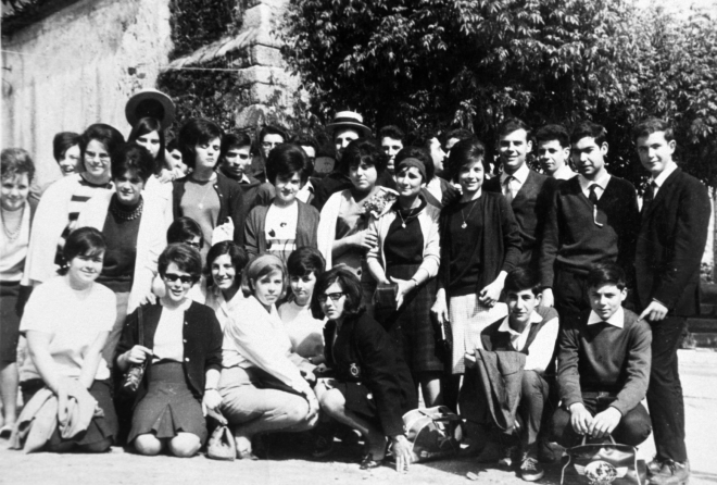 Excursió a Sau (el pantà) que no va acabar allà sinó a Sant Julià de Vilatorta ( i per poc anem tots a veure Sant Pere perquè es van trencar el frens de l'autocar).

foto a baix, d'esquerra a dreta: els que estàn ajupits: M Carme Padrosa Soms, Margarida Ruiz Mateu, (?) la que no es veu més que el cabell, Pilar Bancells Sarra, Claudia Palomo Agustin, Carme Clapés, Ana M Mateu Garriga, Jordi Roura Masjuan, Miquel Ruiz Mir.

Els que estan drets d'esquerra a dreta: Julita Munsó Viñolas, ? , Josefina Soms Artigas, (davant de Josefina Bosch Figueres), la de darrera que només es veu mitja cara és marta Serra Valls, el noi que està darrera pot ser en Josep Artigas Gelmà, M Teresa Reyner Romaguera, Salvador Benet Boera (no sé si els cognoms són correctes), el noi del seu darrera crec que és en Josep M Quellos i Tomàs, davant seu Dolors Mateu i Pagès, el del costat seu que no es veu, no ho ser, el del barret en Joaquim Codina Rossell, Pilar Rovira Aymerich, Josep ? Serra, Josep Bota Puig, M Angels Bosc Auladell, Mercè Artigas Gelmà, Josep Reyner Fumero, Joan ? Bota Puig, Vicens Ballbè Pi, Joaquim Bosch Aregay.