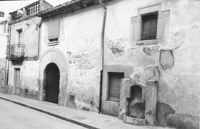 El carrer de Sant Sebastià amb la font pública anomenada : la font de carrer amunt