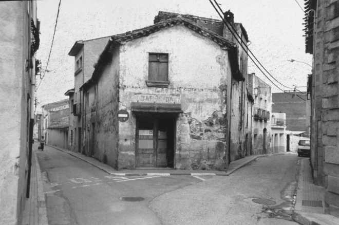Entrada als carrers dels Dolors i de Migdia. Aquesta casa que fa cantonada molt característica, havia estat durant molts anys una barberia, primer anomenada Cal Menut Barber i després per traspàs Can Lluís Pi. Avui ha estat enderrocada i al seu lloc hi ha en construcció un nou edifici