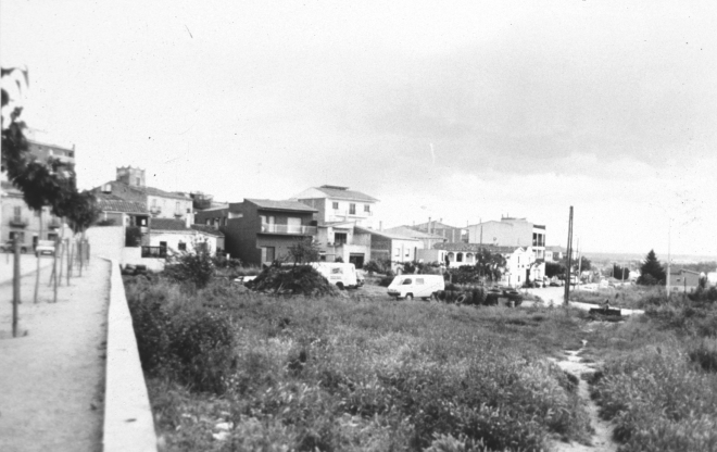 Vista parcial de la vila des de Sota Camí. Aquest camp ple de deixalles, al cap de deu anys ha estat edificat amb edificis de vivendes