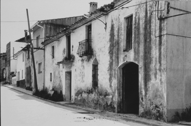 El carrer de Sils a Ca l'Aregay, tot està canviat.