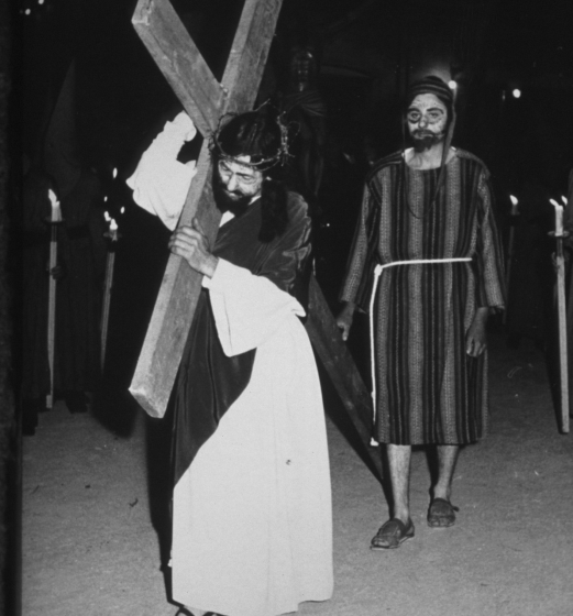 Divendres Sant - Processó.

El Sant Crist és en Jaume Rovira Deulofeu i el Cirineu és en Josep Bancells Bota.