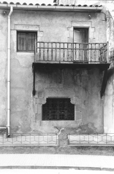 Detall de la façana de la rectoria de Maçanet amb la finestra característica que porta la data de l'any 1737.