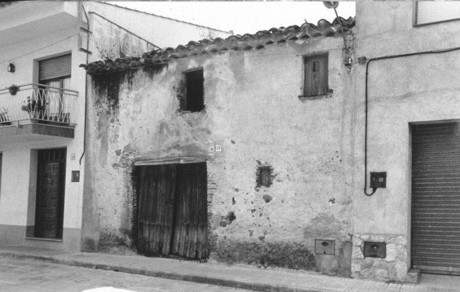 Plaça de Lluís Companys. Una antiga casa que actualment ha estat enderrocada i encara no s'ha tornat a edificar.