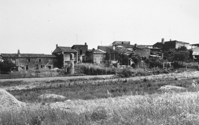 La part del darrera de les cases del carrer de Sils, avui la majoria han estat remodelades.