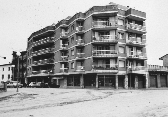 Vista de l'edifici plaça construït l'any 71 - 72 en els terrenys de l'antic hort de la Rectoria