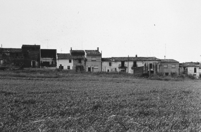 Antiga vista de les cases del carrer Sils des d'un terreny on avui hi ha edificat un bloc de pisos.