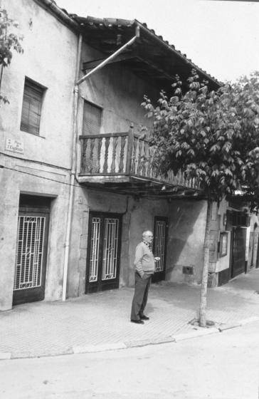 La característica casa Can Morral a la plaça de l'Església amb el propietari en Pau Morral