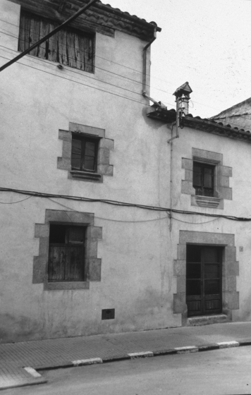 L'antiga casa can Buscastells, al carrer dels Dolors, avui enderrocada i recontruïda de nou