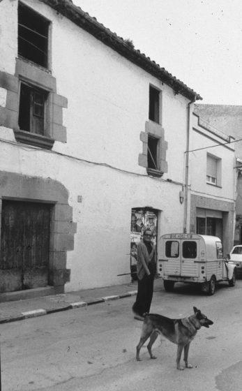 L'antiga casa Can Niell al començament de l'avinguda Catalunya, que fou enderrocada i reconstruïda de nou siguent respectats tots els detalls arquitectònics més interessants.