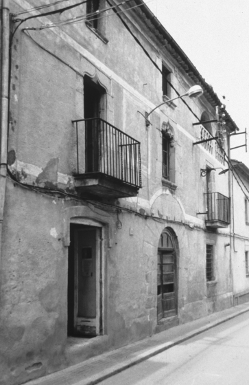 Al carrer dels Dolors, l'antiga casa pairal dels Ruscalleda, que més tard foren els Trinxeria per herència.