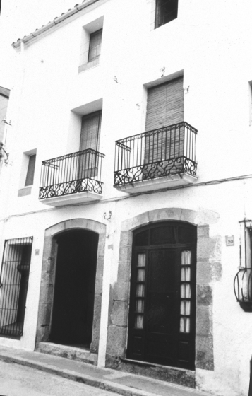 Carrer Sant Sebastià. Les antigues cases conegudes com a Can Martorell i Ca l'Adelaida.
