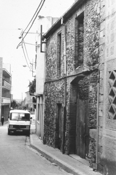 Els antics porxos de Can Sant i Can Pi que foren enderrocats i en el seu lloc construït un edifici de nova planta