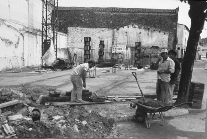En l'antiga casa Can Cinto, a la plaça de l'Església, que fou enderrocada, s'hi ha construït un edifici de nova planta, amb les oficines de la Caixa de Pensions als baixos i dues plantes de vivendes a sobre. A la foto començament de les obres del nou edifici