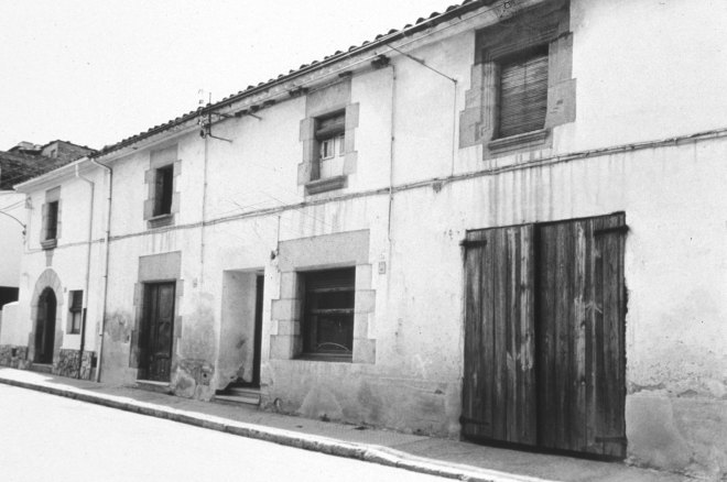 Can Felip, Can Cateura, i Can Martinet Rei al carrer dels Dolors.